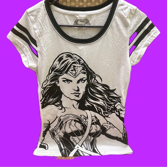 Warner Bros. Tops - Warner Bros Gray and White Graphic Fitted T-Shirt size L (11-13)